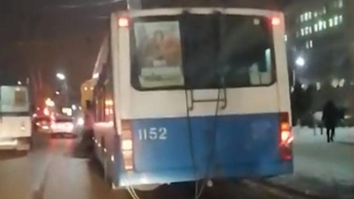 Видео: в Орле сломался один из подаренных Москвой троллейбусов