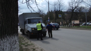 Фуры на узких улицах и во дворах терроризируют орловчан, а власти не реагируют Фуры на узких улицах и во дворах терроризируют орловчан, а власти не реагируют