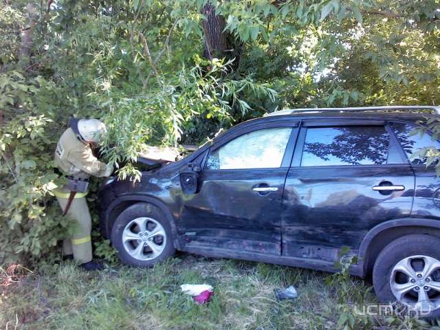 В Свердловском районе в кювете оказался кроссовер В Свердловском районе в кювете оказался кроссовер