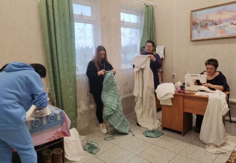 Рукодельницы из Верховского района шьют простыни и пелёнки для раненых солдат, участвующих в СВО