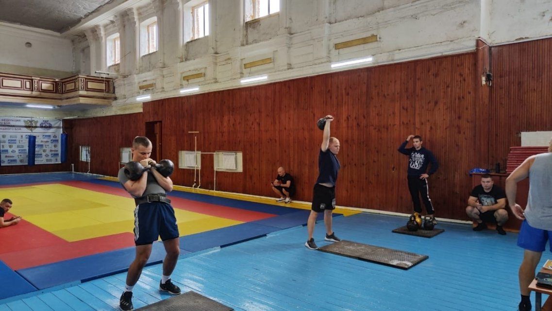 В Орловской области выбирали сильнейшего среди сотрудников колоний по гиревому спорту