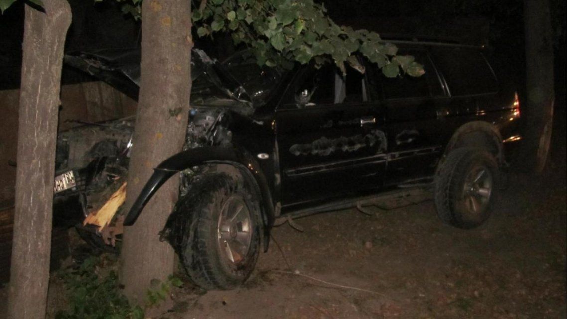 В Орловской области молодой водитель на внедорожнике угодил в дерево
