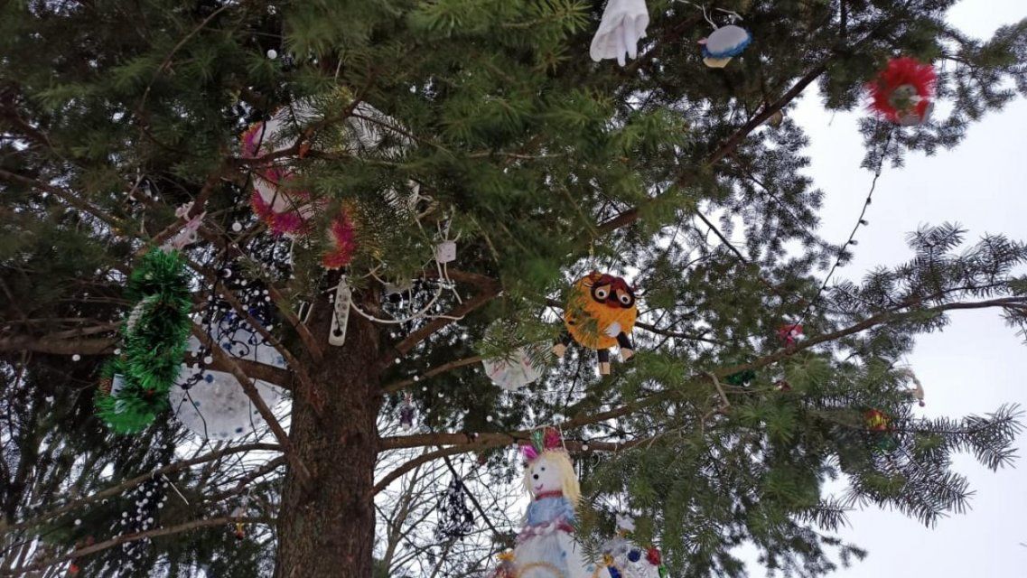 Юные орловчане смастерили поделки для новогодней елки в детском парке