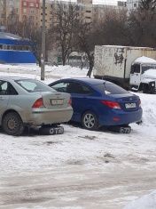 В одном из орловских дворов захватили парковку