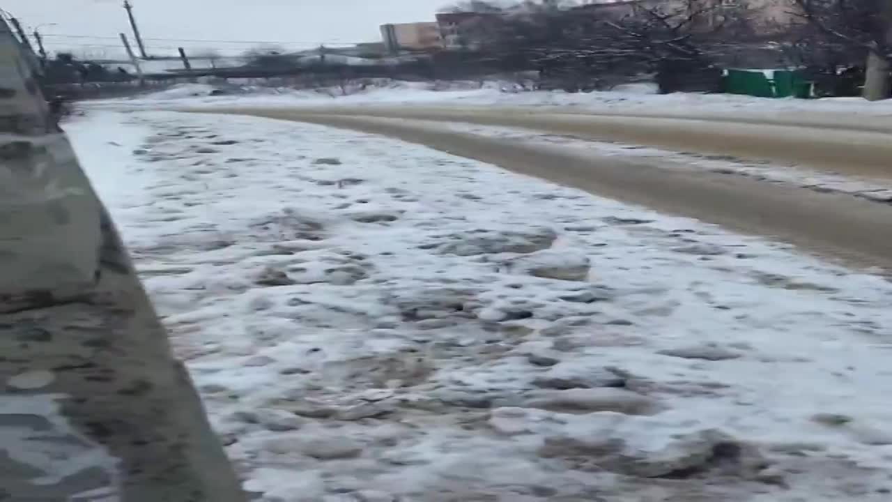 На ул. Лужковской в Орле снег с дороги свалили на тротуар. Видео |  01.02.2022 | Орел - БезФормата