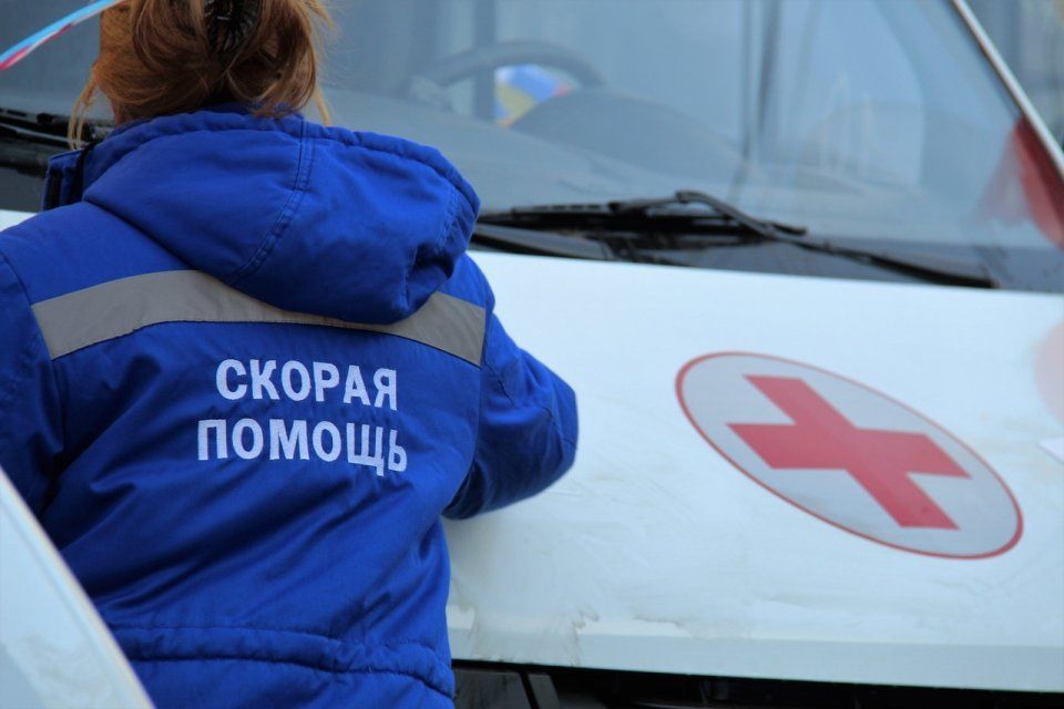 В Орловской области сотрудники МЧС помогли доставить женщину в машину СМП