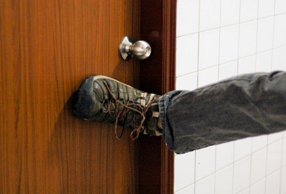 Вор с ноги выбил дверь в квартиру, чтобы украсть постельное бельё у орловчанина