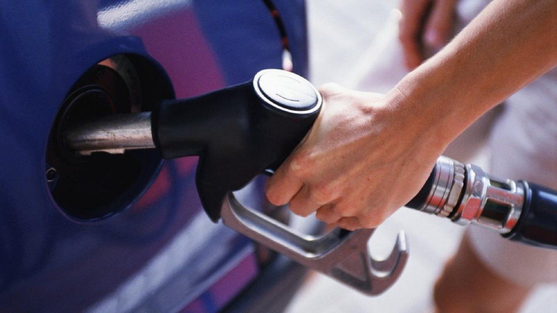 На среднюю зарплату орловчанин может себе позволить лишь 618 литров бензина