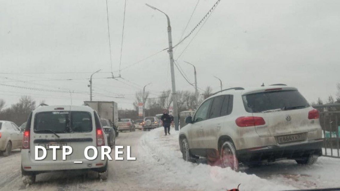 Занесенный снегом Орел встал в пробках из-за многочисленных ДТП