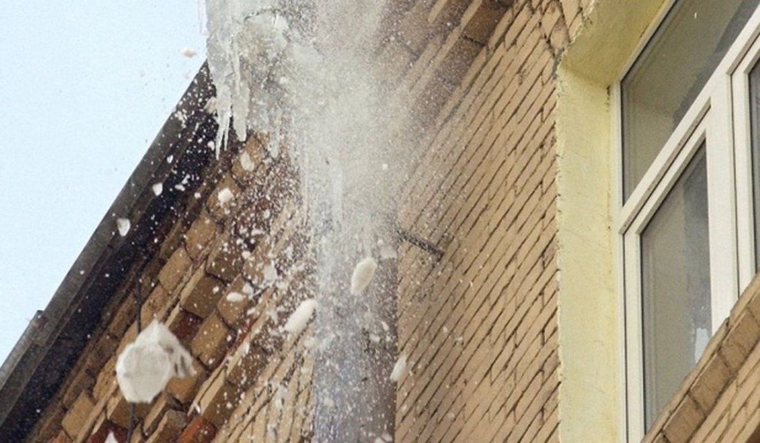 Амчанка получила травмы при падении наледи с крыши здания прокуратуры