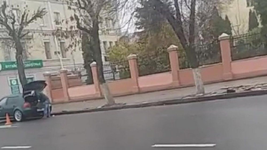 Видео: оровчанин прикарманил плитку, снятую при ремонте городского тротуара