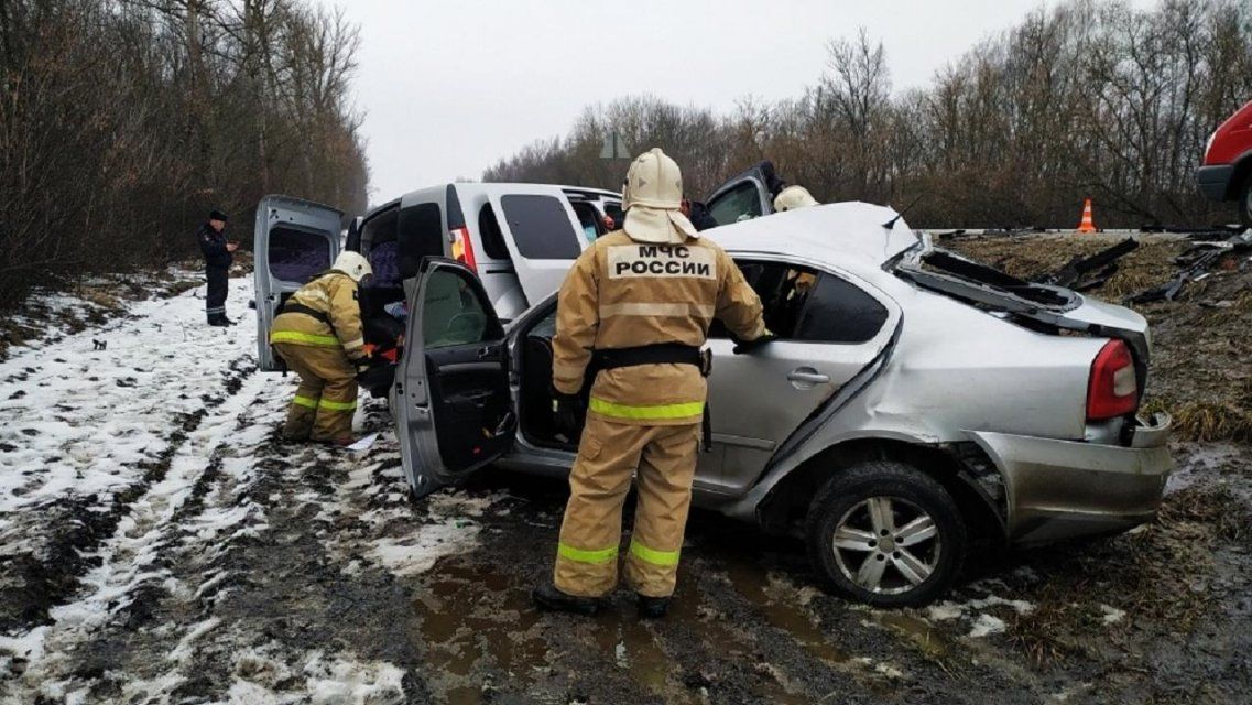 Трое человек в больнице и один погиб в ДТП с двумя авто на Орловщине