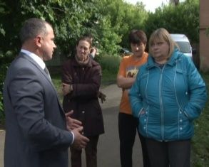 Мусор в городе, некошеная трава, брошенные и аварийные дома. Усиков провёл рейд по Заводскому району 