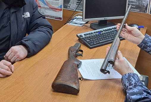 Орловчанка  передала найденное ружье сотрудникам Росгвардии  