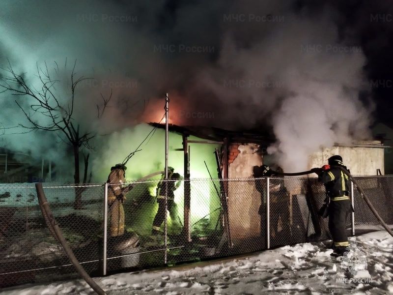 В Ливнах из-за бани едва не сгорел дом