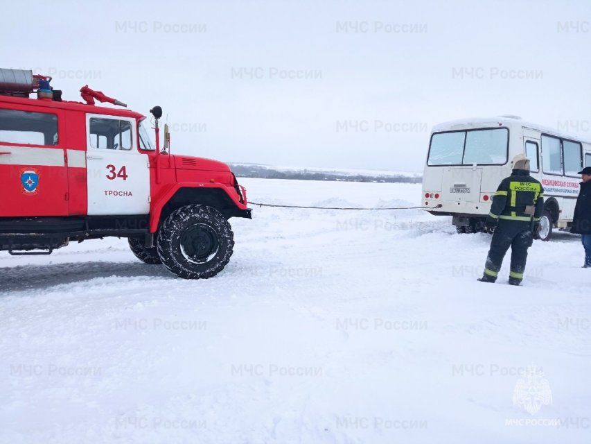 В орловской глубинке на заснеженной дороге застрял автомобиль модульного ФАПа