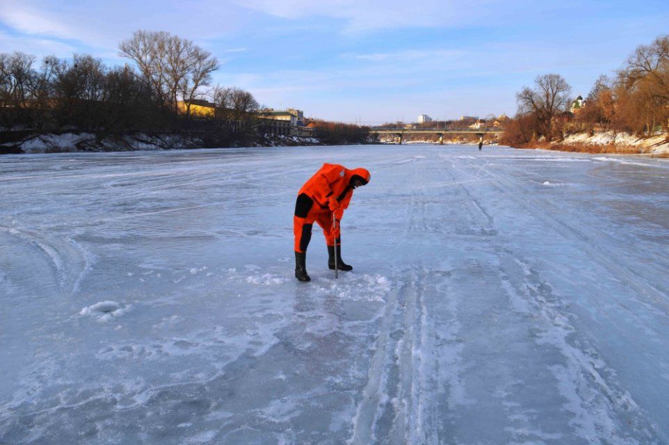 Сотрудники МЧС призывают орловчан не выходить на лед в период оттепели