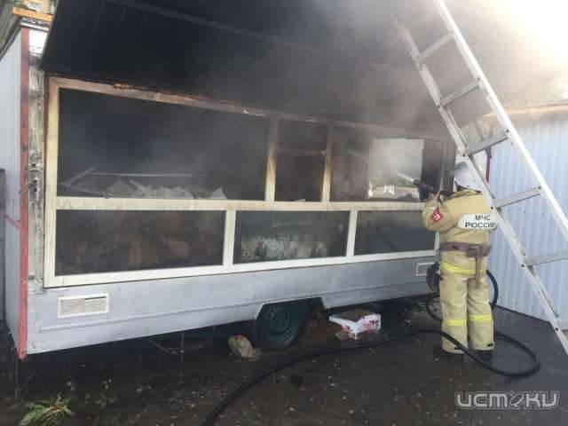 Ночной пожар во Мценске: спасатели тушили торговую палатку Ночной пожар во Мценске: спасатели тушили торговую палатку