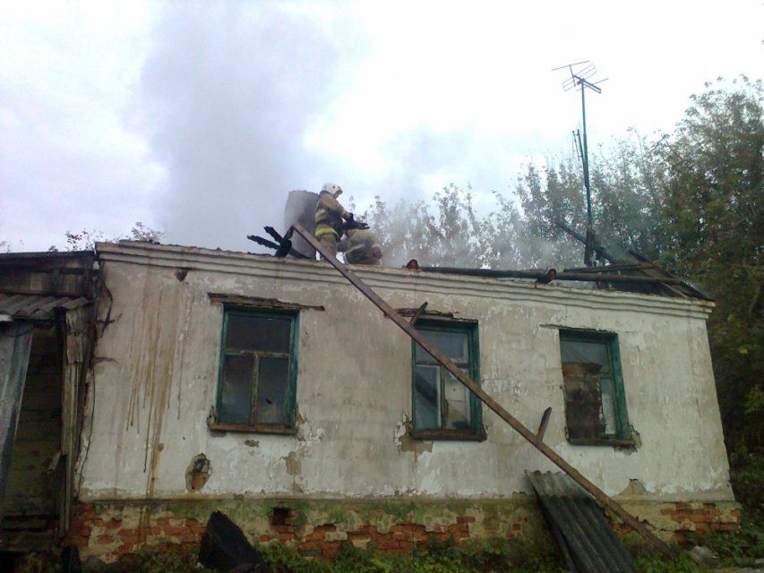 Огонь уничтожил крышу частного дома на Орловщине
