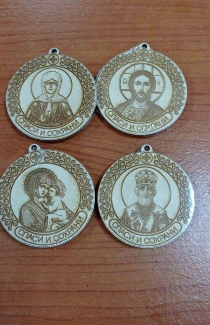 Орловчанин изготовил для наших бойцов медальоны из дерева с изображением почитаемых православных святых