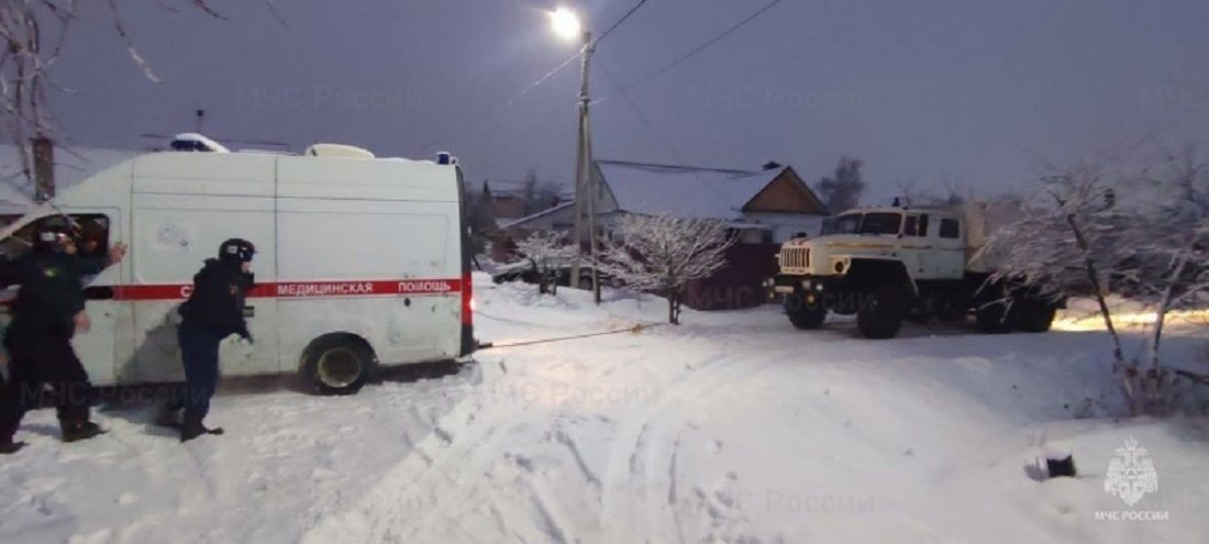 В Орле из-за снегопада на дороге застряли медики и грузовик