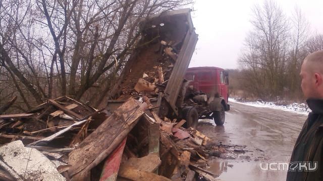 Сброс мусора на обочину проезжей части Сброс мусора на обочину проезжей части