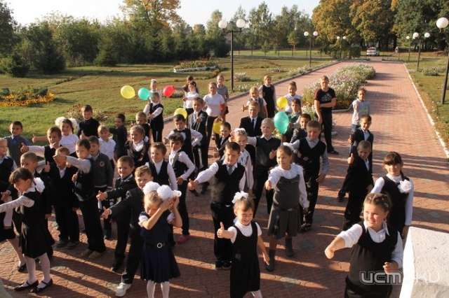 В Свердловском районе школьники провели танцевальный флешмоб В Свердловском районе школьники провели танцевальный флешмоб