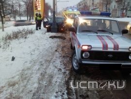 На Московской "Renault Logan" врезался в столб На Московской "Renault Logan" врезался в столб