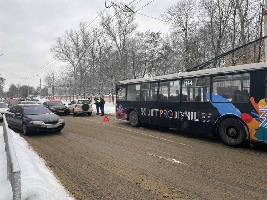 Утром недалеко от «Орловской Нивы» столкнулись два авто. «Пострадал» троллейбус