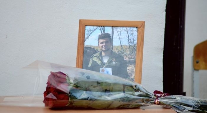 В Свердловском районе увековечили память Владислава Панасова, погибшего при исполнении воинского долга 