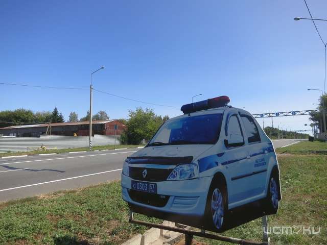 На трассе в Орловской области распугивает нарушителей макет машины ГИБДД На трассе в Орловской области распугивает нарушителей макет машины ГИБДД