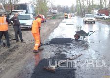 Асфальт снова кладут в лужи Асфальт снова кладут в лужи