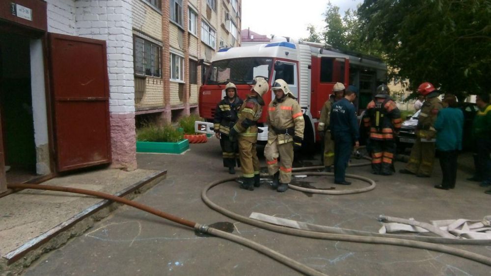 Жильцов орловской девятиэтажки эвакуировали из-за задымления в подъезде 