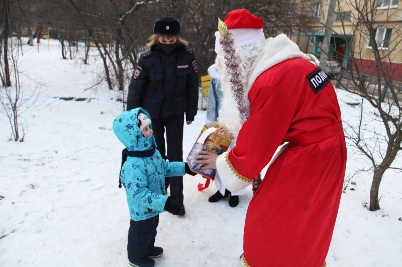 Полицейский Дед Мороз поздравил орловчан, оказавшихся в трудной ситуации