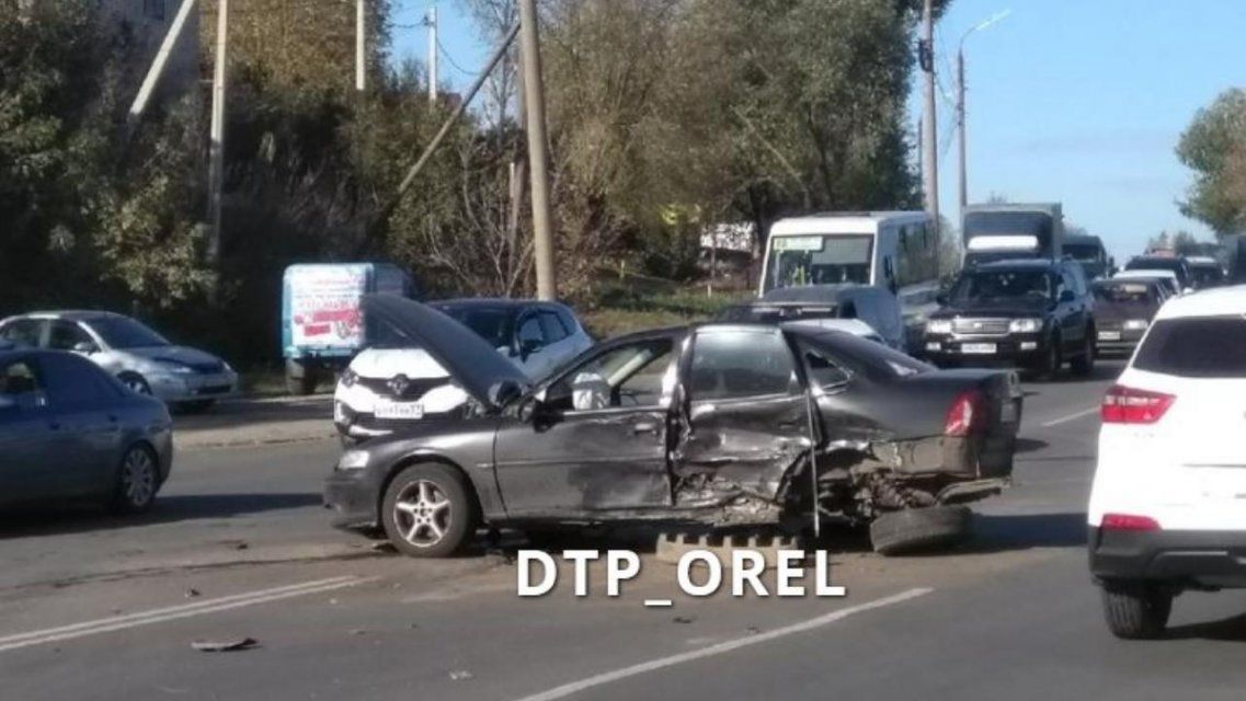 Массовое ДТП в Орле: на Болховском шоссе разбросало четыре авто