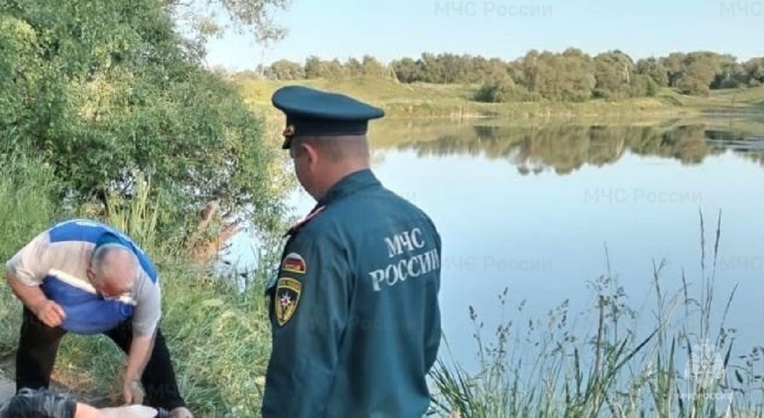 В Болховском районе очевидцы из пруда спасли тонущего человека