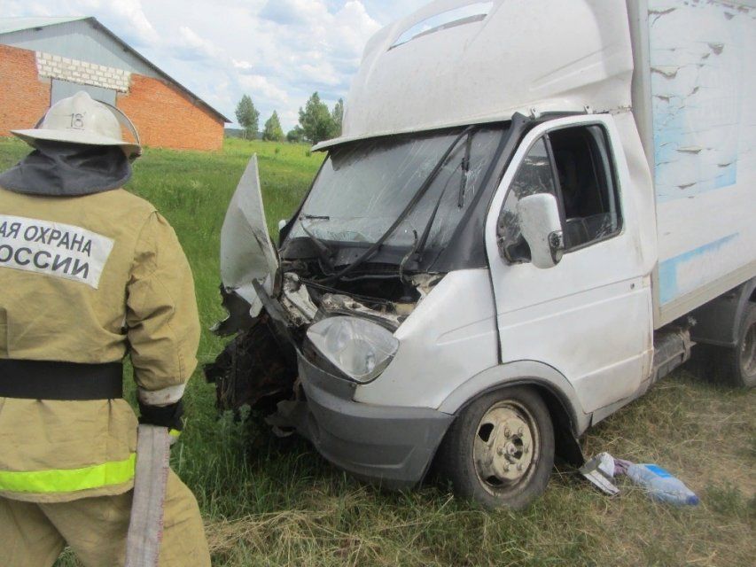 В Дмитровском районе в ДТП с участием трактора пострадали три человека
