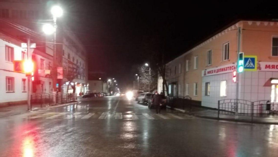 В Ливнах 79-летний пенсионер переходил на красный и попал под машину 