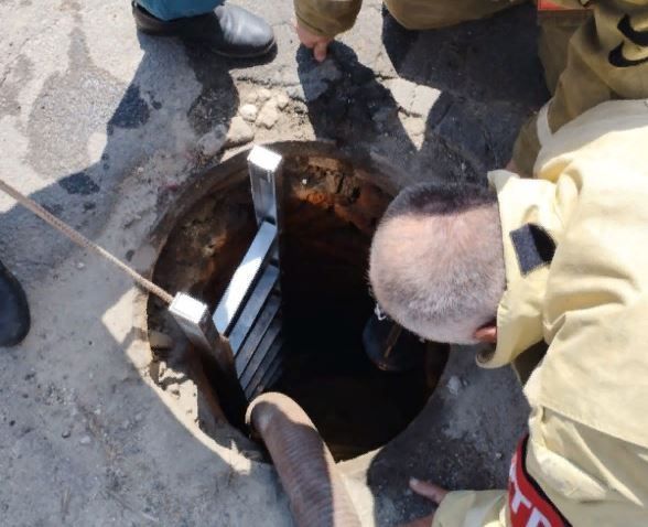 В Залегощи двое рабочих едва не погибли в канализационном колодце
