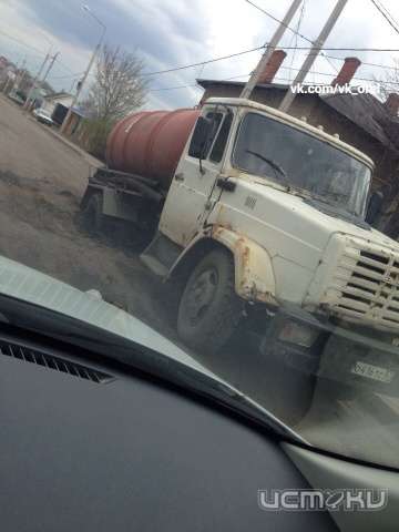 В Орле ЗИЛ с цистерной застрял в дорожной яме В Орле ЗИЛ с цистерной застрял в дорожной яме