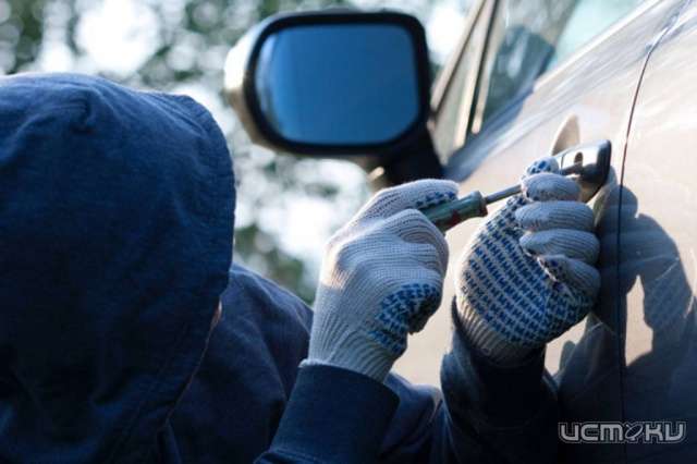 В Змиевке двое парней промышляли кражами из припаркованных авто В Змиевке двое парней промышляли кражами из припаркованных авто