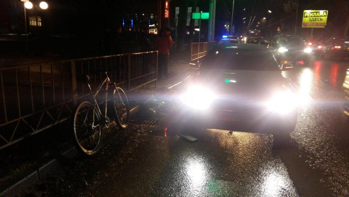 В Орле 17-летний юноша пересекал зебру на велосипеде и попал под BMW
