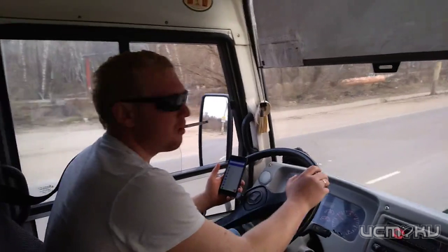 В Орле водитель маршрутки нецензурно обругал пассажира за просьбу не курить В Орле водитель маршрутки нецензурно обругал пассажира за просьбу не курить