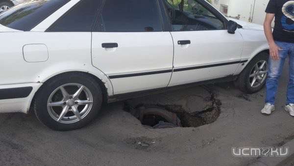 В Орле авто чуть не провалилось под землю на ул. Ливенской В Орле авто чуть не провалилось под землю на ул. Ливенской