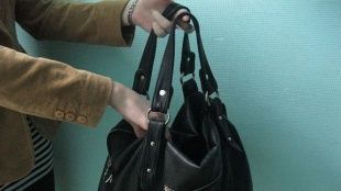 В Ливнах 20-летняя девушка украла сумку у посетительницы кафе