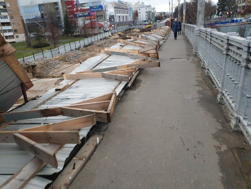 Ограждение на Красном мосту в Орле, которое рухнуло сегодня из-за сильного ветра, восстановят через два дня