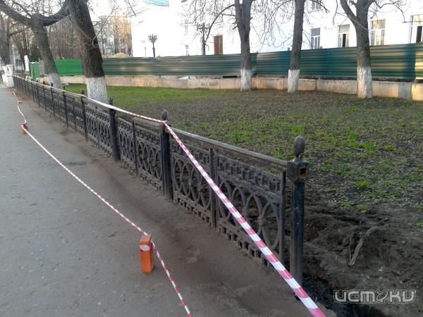 У Дворца пионеров снимают чугунный забор У Дворца пионеров снимают чугунный забор