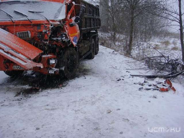 В одной из деревень Орловщины столкнулись два КамАЗа В одной из деревень Орловщины столкнулись два КамАЗа