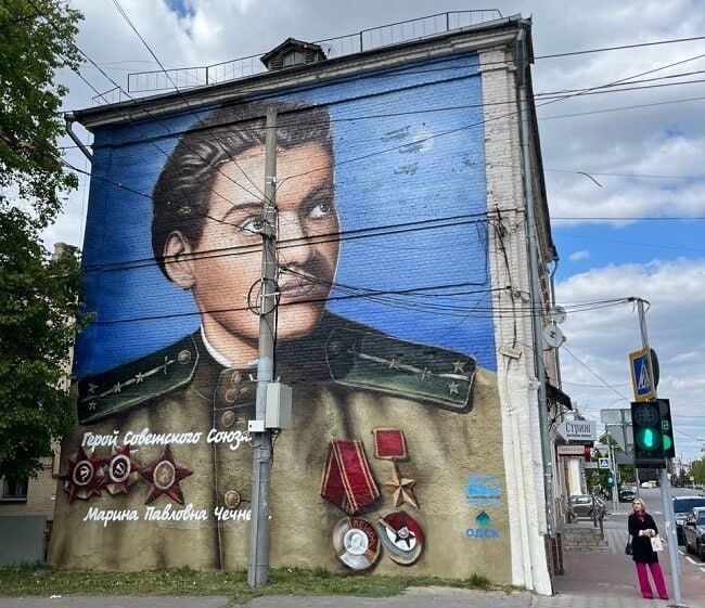 В Орле на стене дома изобразили портрет лётчицы