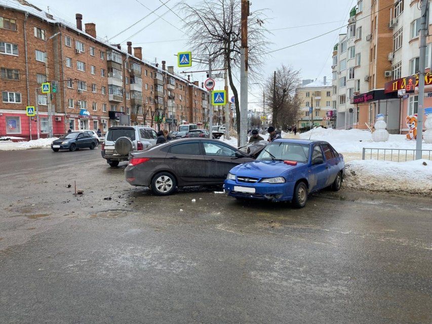 В Орле на Комсомольской не разъехались два встречных автомобиля